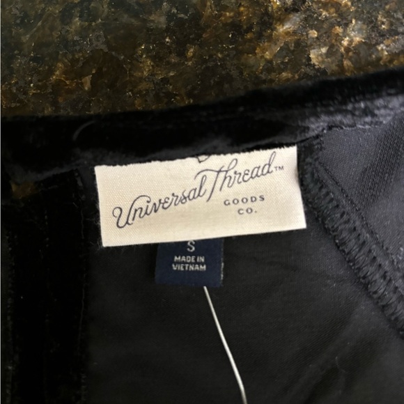 Elegant Black Velvet Top - Picture 3 of 6